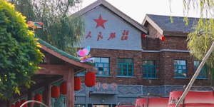吉林梅河口知北村燃爆爱国情！满村红旗飘扬，全民化身红旗手，爱国能量爆棚